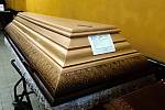 Rakve se zemřelými, kteří umřeli s nemocí covid-19, dostává pohřební ústav s doporučením neotevírat.