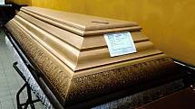 Rakve se zemřelými, kteří umřeli s nemocí covid-19, dostává pohřební ústav s doporučením neotevírat.