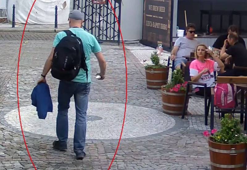Hledaný muž podezřelý z krádeže tašky v zahradní restauraci.