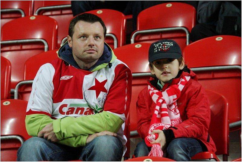 Fanoušci Slavie při domácím utkání s Příbramí. Kdo získá karton piva? Dozvíte se v pondělním Pražském deníku!