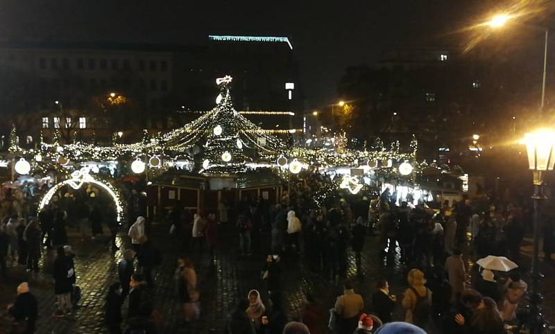 Poslední svařák ze stánku 26. listopadu 2021 na vánočních trzích v Praze.