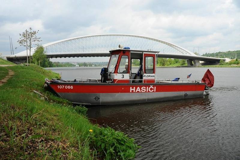 Ze zásahu hasičů s lodí Florián v rámci uvolněné nákladové vany na řece Vltava v pražských Holešovicích.