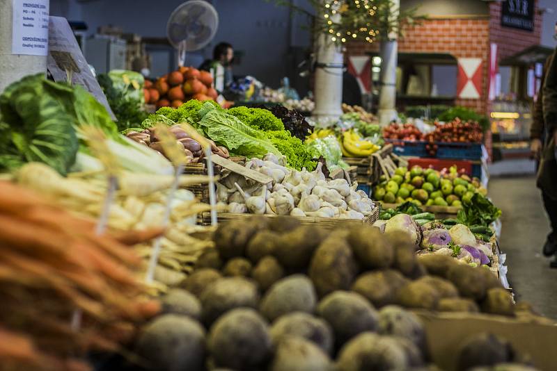 Ve vyhlášené hale 22 v pražských Holešovicích prodává na 50 farmářů a prodejců ovoce, zeleninu nebo pečivo.