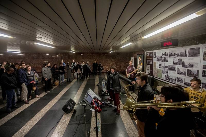 Pátý ročník akce Nalaďte se v metru, který pořádá Dopravní podnik hlavního města Prahy, se uskutečnil ve čtvrtek 28. dubna 2016 v několika vestibulech pražského metra.