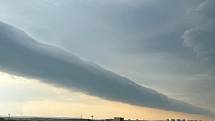 Unikátní mrak v čele bouřkové oblačnosti zvaný roll cloud. Štěrboholy 20. června 2022.