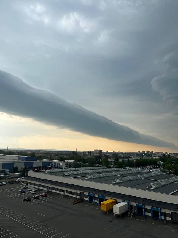 Unikátní mrak v čele bouřkové oblačnosti zvaný roll cloud. Štěrboholy 20. června 2022.