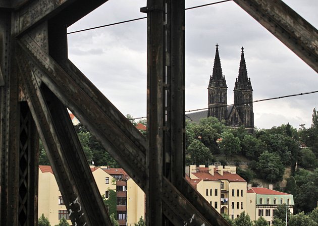 Železniční most, Vyšehrad a Rašínovo nábřeží.