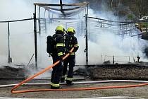Požár stájí na Císařském ostrově v Praze