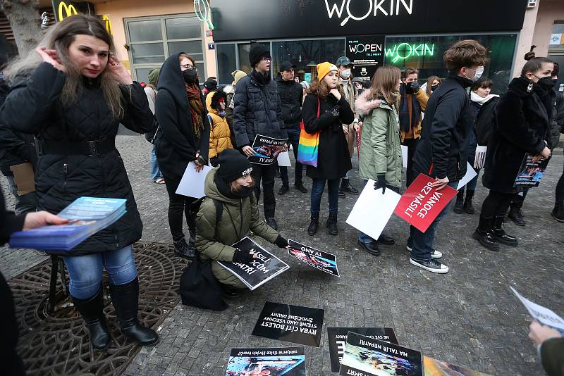 Protestní akce Tichá ulička za kapry, kterou pořádá spolek Zvířata nejíme. Obchodní centrum Nový Smíchov, Praha 5.