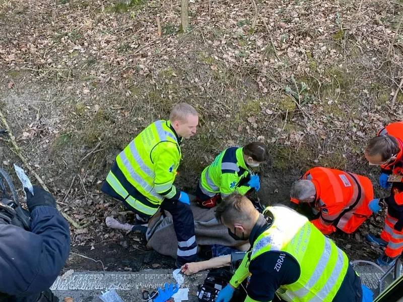 Záchranáři v akci po srážce cyklisty s autem u Řevnic.