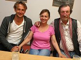 Režisér a scénárista filmu Domácí péče Slávek Horák s herci Alenou Mihulovou a Bolkem Polívkou.