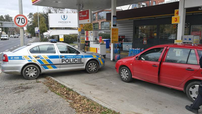 Stopař odcizil auto muži, který mu nabídl pomoc. Policie ho zadržela na benzínce.