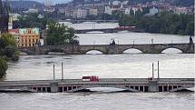 Ničivá povodeň před dvaceti lety – v roce 2002, Pražské mosty