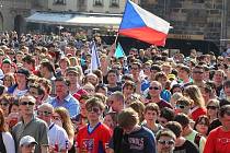 Na Staroměstském náměstí sledovaly čtvrtfinálové utkání mistrovství světa v ledním hokeji Česko - USA stovky fanoušků. 
