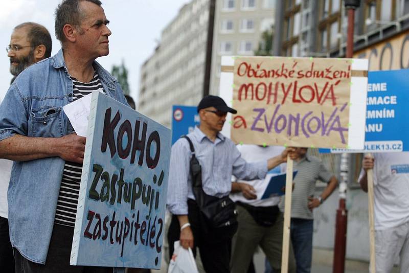 DEMONSTRACE NA TŘINÁCTCE. Koho zastupují zastupitelé? To je v Praze často zapeklitá otázka.