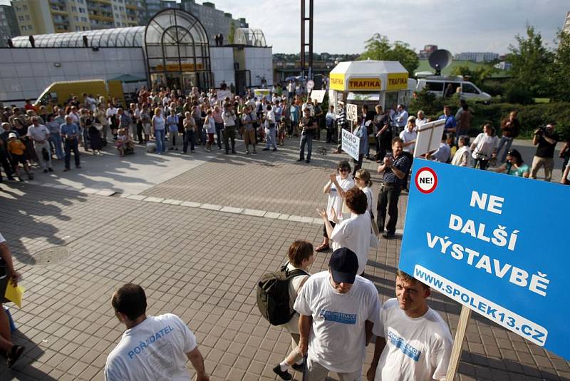 DEMONSTRACE NA TŘINÁCTCE. Koho zastupují zastupitelé? To je v Praze často zapeklitá otázka.