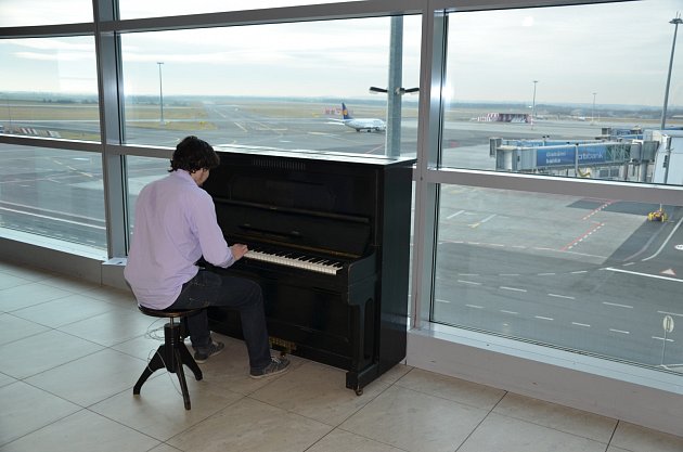 Na pražském letišti si mohou lidé při čekání zahrát na klavír - Pražský  deník