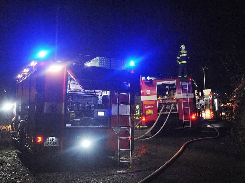 Pražští hasiči v noci ze středu na čtvrtek řešili požár vybydleného objektu i ubytovny, z níž evakuvali stovky osob.