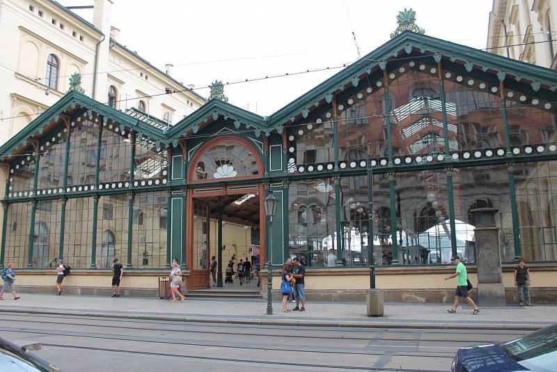 Na Masarykově nádraží otevřeli kavárny, objevily se stánky s občerstvením, další i s restaurací a lékárnou ještě přibudou.