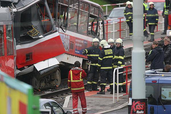 Při srážce dvou tramvají v Plzeňské ulici v Praze zamřel v pondělí ráno řidič jedné z nich.