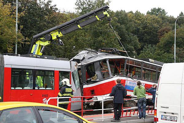 Při srážce dvou tramvají v Plzeňské ulici v Praze zamřel v pondělí ráno řidič jedné z nich.