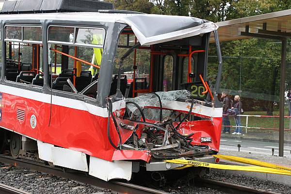 Při srážce dvou tramvají v Plzeňské ulici v Praze zamřel v pondělí ráno řidič jedné z nich.