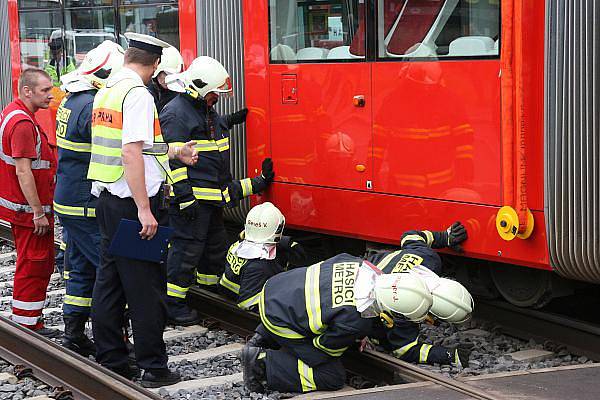 Při srážce dvou tramvají v Plzeňské ulici v Praze zamřel v pondělí ráno řidič jedné z nich.