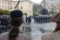 POCTA LEGIONÁŘŮM. Prezident spolu s čelnými představiteli státu uctil v den devadesátého výročí vzniku Československé republiky památku legionářů.