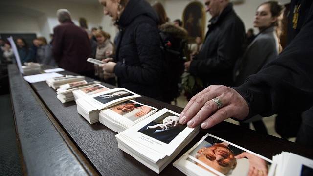 Lidé se loučí se zesnulým kardinálem Miloslavem Vlkem, jehož tělo bylo vystaveno v pražském kostele svatého Benedikta