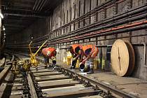 Dopravní podnik mění na trase C metra vysloužilé dřevěné pražce za železobetonové.