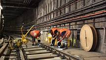 Dopravní podnik mění na trase C metra vysloužilé dřevěné pražce za železobetonové.