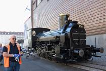 Transport restaurované parní lokomotivy pro nákladní vlaky z roku 1873 do Národního technického muzea.