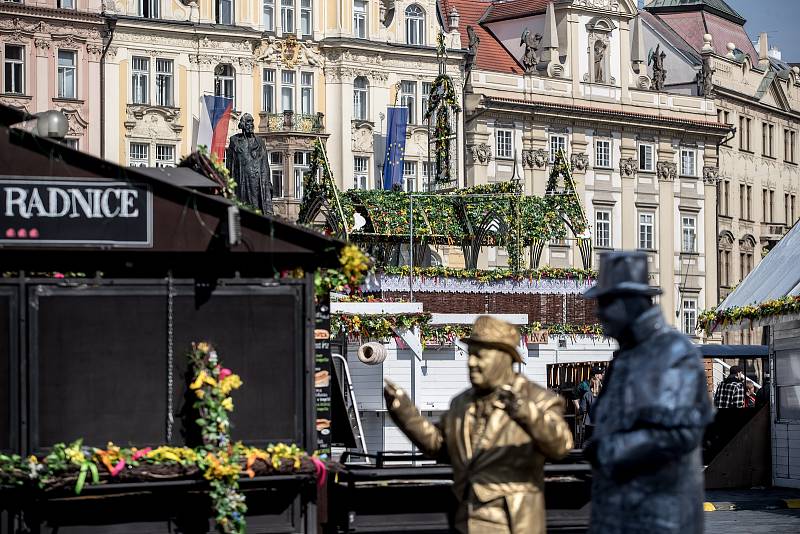 Přípravy Velikonočních trhů na pražském Staroměstském náměstí 5. dubna 2019.