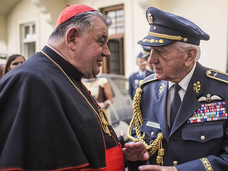 Spitfire ozdobil v pátek pražské Hradčanské náměstí na připomínku 70. výročí návratu československých letců do vlasti. 