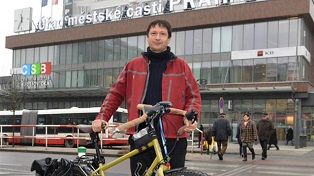 Starosta Prahy 4 Petr Štěpánek se služebního automobilu zřekl, k cestám po Praze mu stačí jízdní kolo.