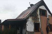 Požár domu v Kamenném Újezdci u Kamenného Přívozu na Praze-západ.