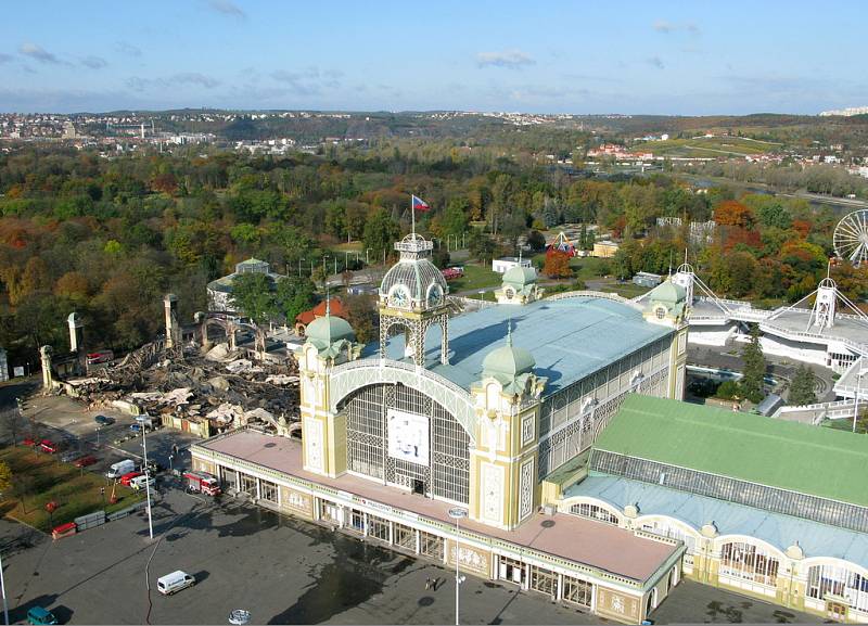 Letecký pohled na shořelé levé křídlo Průmyslového paláce na Výstavišti.