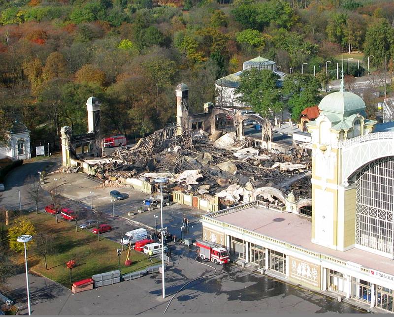 Letecký pohled na shořelé levé křídlo Průmyslového paláce na Výstavišti.