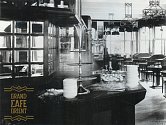 Jedna z mála dochovaných fotografií, podle kterých se podařilo na začátku nového milénia Grand Cafe Orient obnovit.