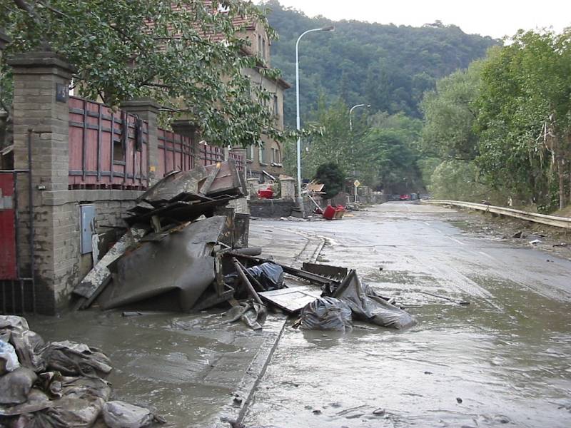 Povodně z roku 2002 v hlavním městě. Fotografie jsou z městské části Praha-Sedlec.