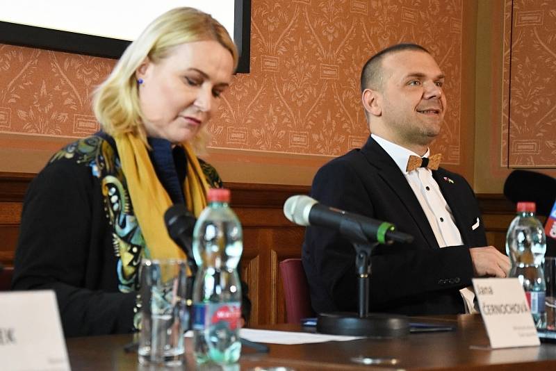 Za účasti ministryně obrany Jany Černochové a ministra kultury Martina Baxy (oba ODS) v Národním muzeu jeho ředitel Michal Lukeš a ředitel Vojenského historického ústavu Praha Aleš Knížek zahájili celorepublikový projekt k 80. výročí operace Anthropoid. 