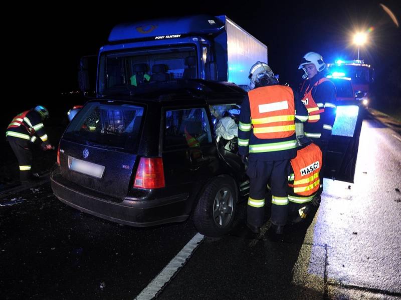 Následky dopravní nehody dvou osobních a jednoho nákladního automobilu na silnici mezi Uhříněvsí a Říčany.