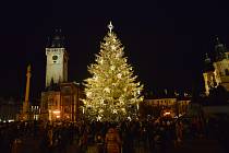 Vánoční strom na Staroměstském náměstí během první adventní neděle v roce 2020.
