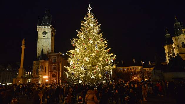 Vánoční strom na Staroměstském náměstí během první adventní neděle v roce 2020.