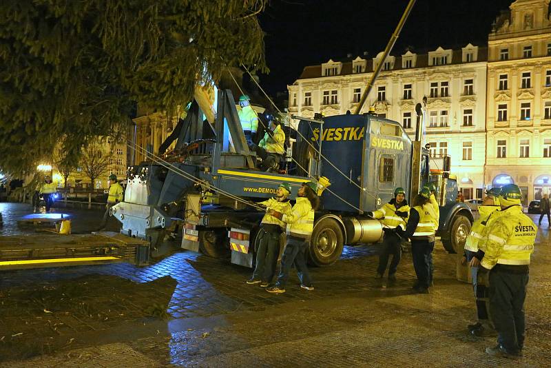 Převoz vánočního stromu na Staroměstské náměstí.