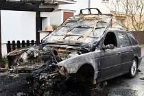 Ve Velké Chuchli zahynul muž v hořícím automobilu.
