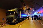 V Cholupickém tunelu na Pražském okruhu došlo ve středu k nehodě pěti kamionů.