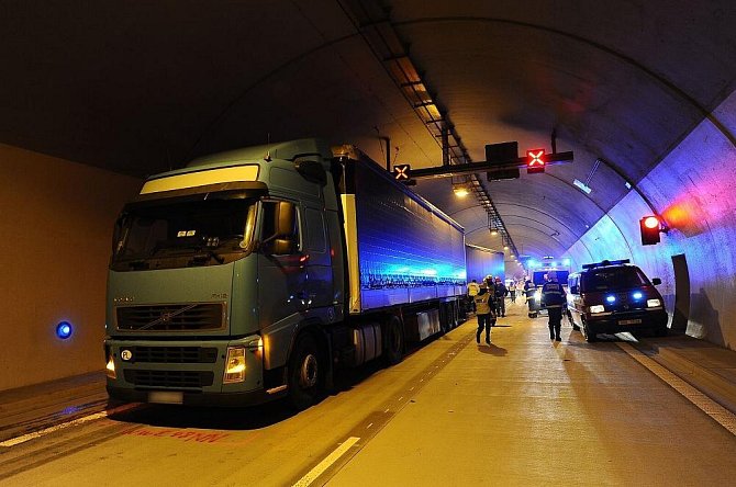 V Cholupickém tunelu na Pražském okruhu došlo ve středu k nehodě pěti kamionů.