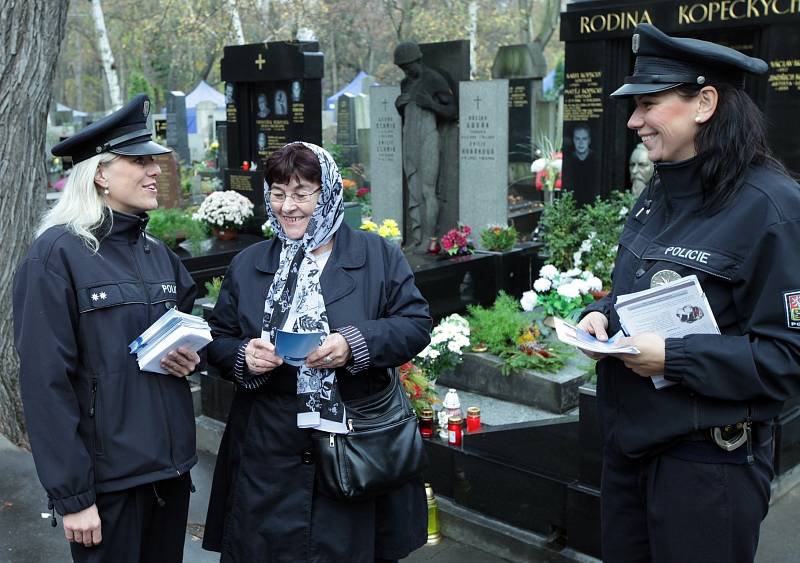 Policejní hlídky na Olšanských hřbitovech