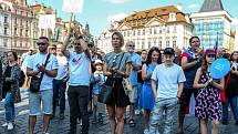 Demonstrace na Staroměstském náměstí za návrat do škol bez omezení.